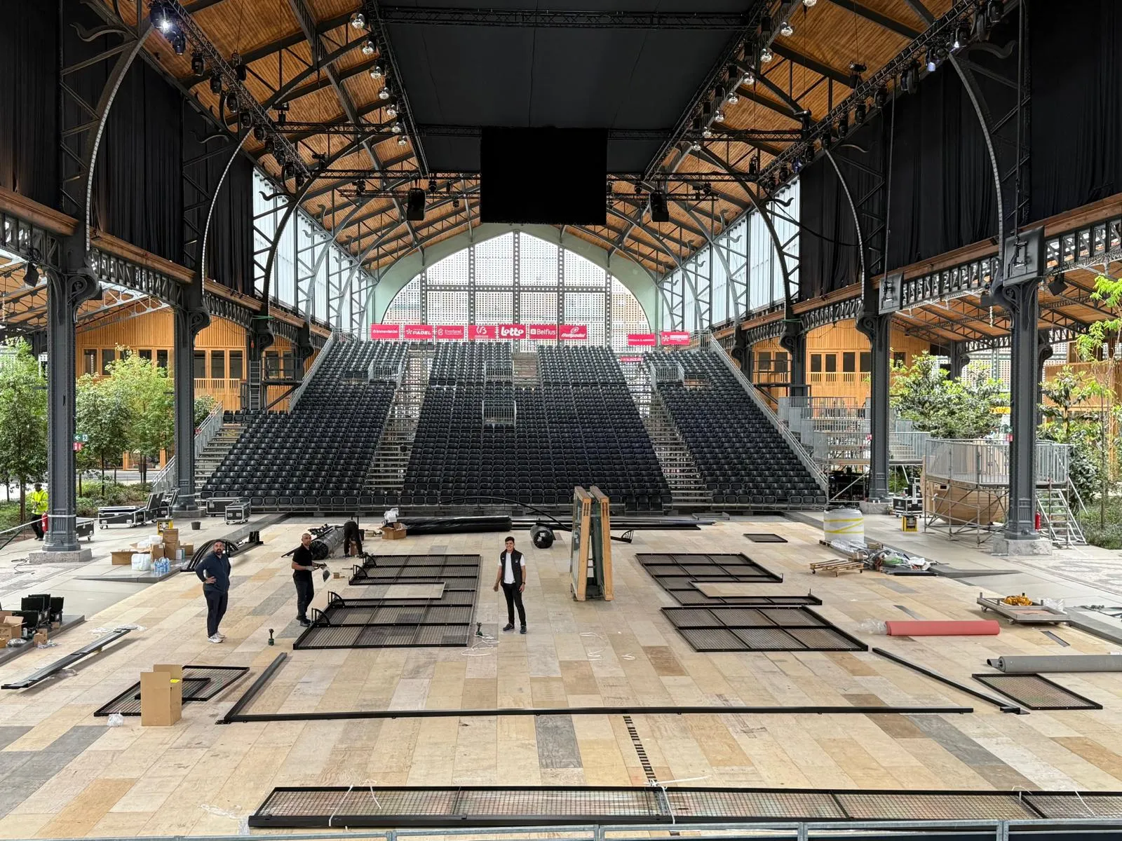 Montaje de estadio para pista de pádel con estructura de gradas profesionales