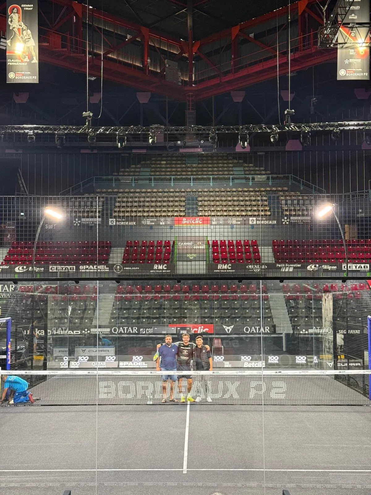 Evento nocturno de pádel con público y patrocinadores