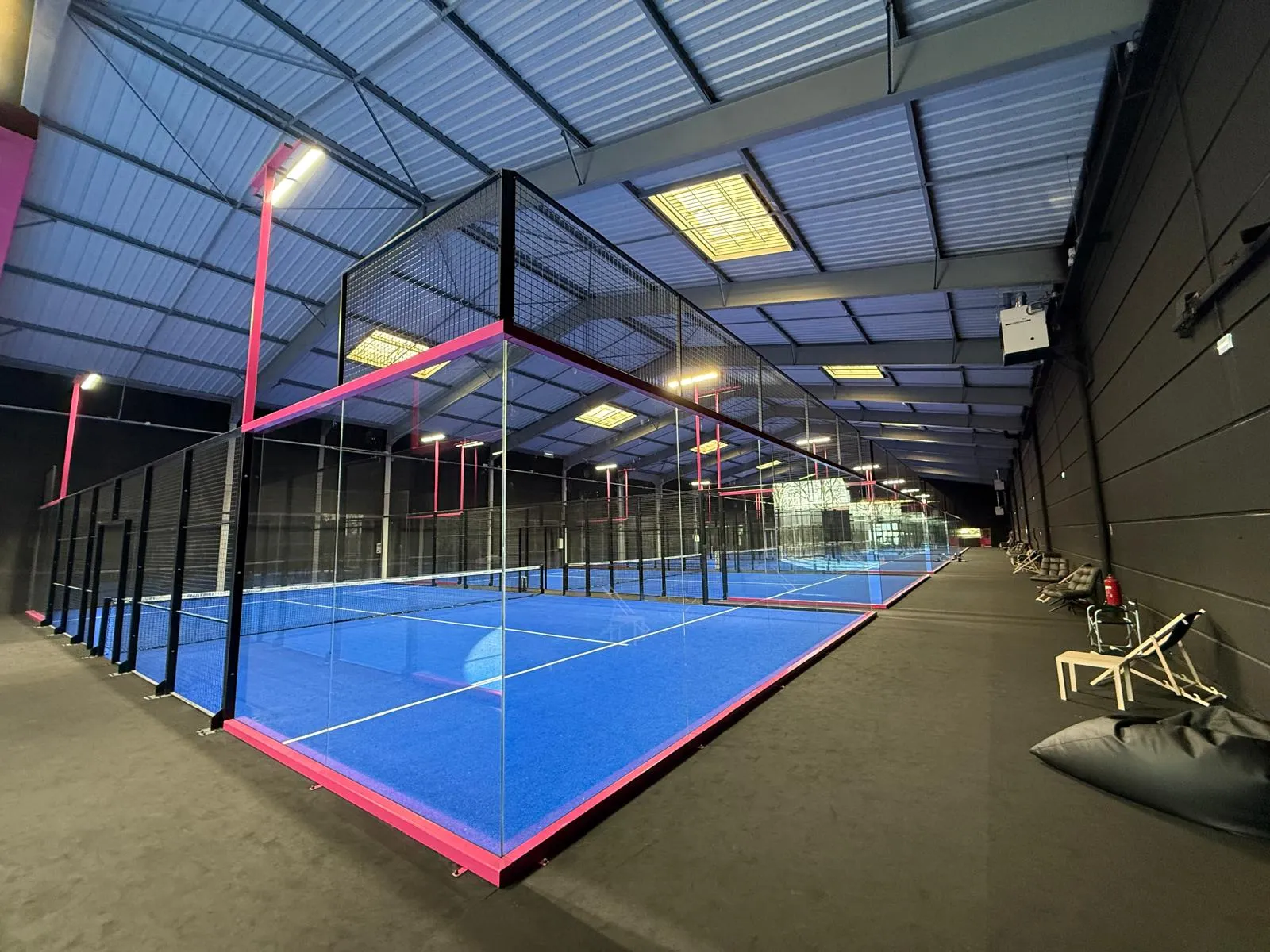 Pista de pádel iluminada de noche en instalación exterior moderna