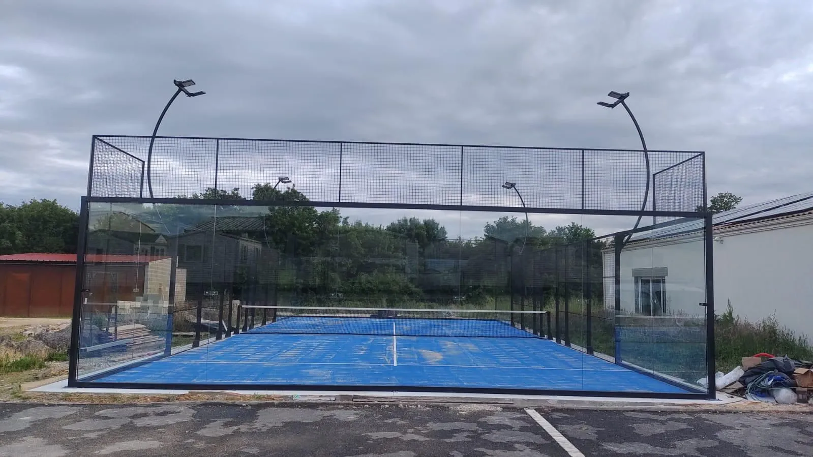 Pista de pádel ultra panorámica premium con cristales extendidos y vista completa